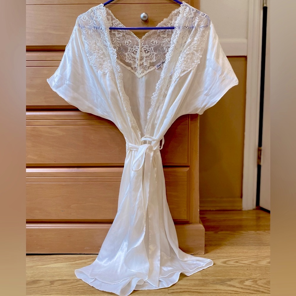 Pearl white “Bridal” 💍 Robe with beautiful detailing S/M